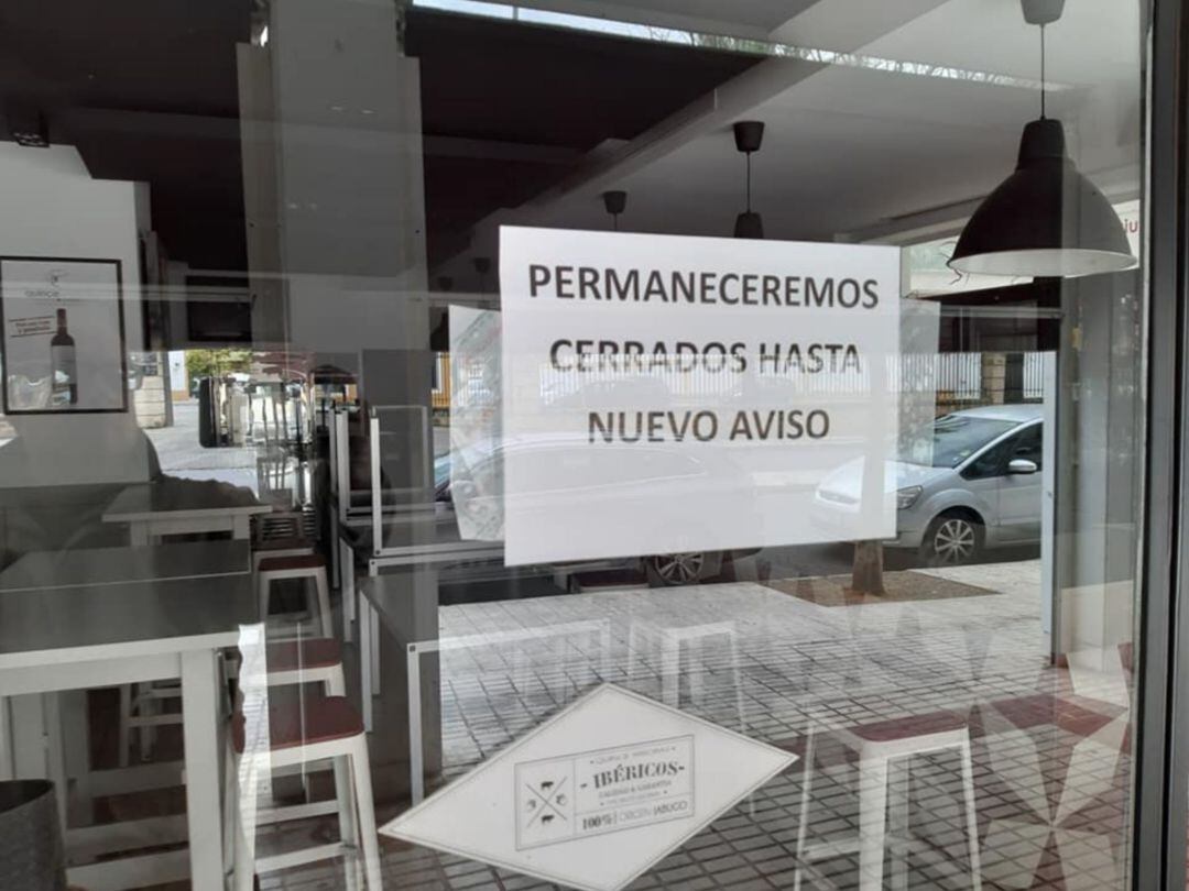 Cartel a la entrada de un restaurante cerrado por la crisis del Coronavirus