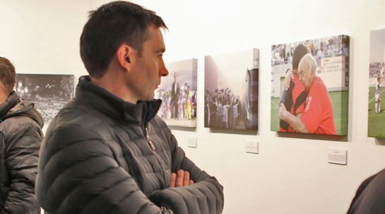 El entrenador Asier Garitano observa una fotografía de la exposición