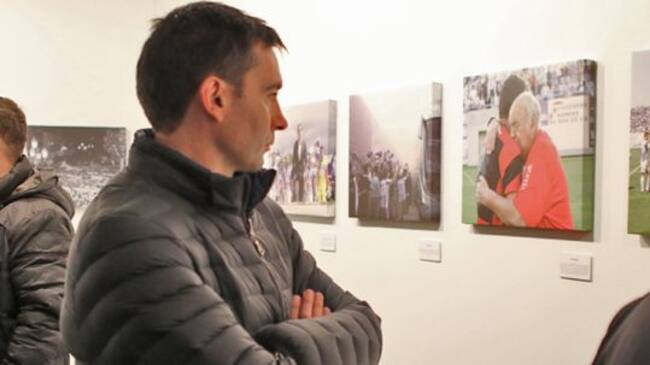 El entrenador Asier Garitano observa una fotografía de la exposición