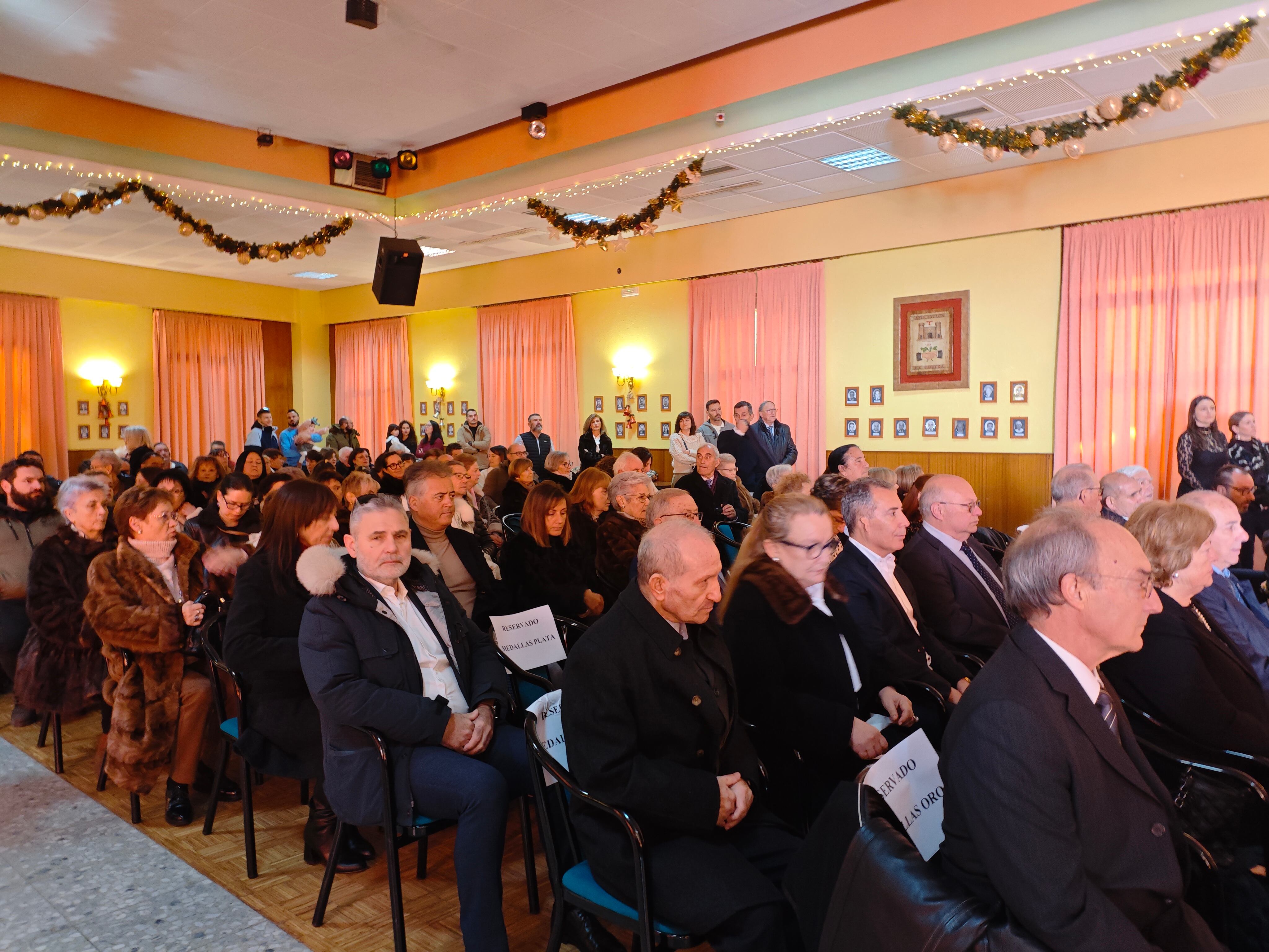 Los socios de La Obrera acudieron a la tradicional cita de entrega de insignias