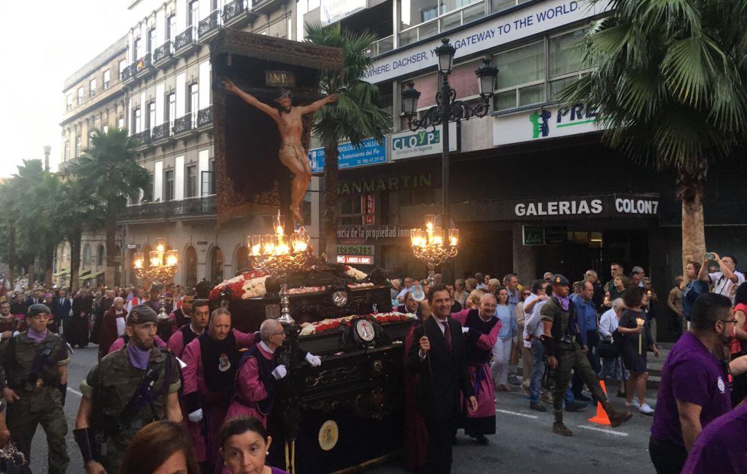 Procesión del Cristo de la Victoria de Vigo a su paso por la calle Colón.