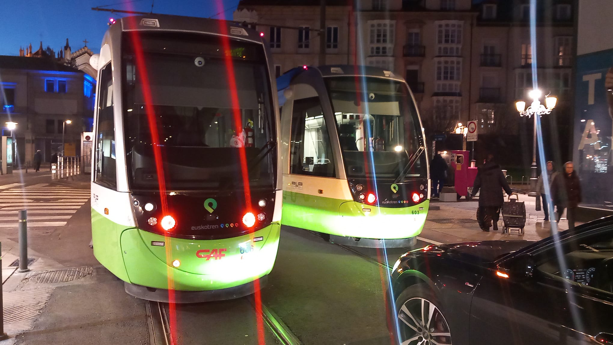 Dos unidades del tranvía de Vitoria bloquedas en la calle General Álava por el corte de suministro