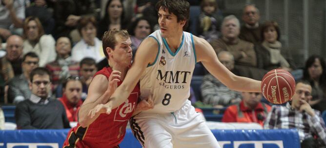 Suárez, del Real Madrid, lleva el balón ante la presión de Llompart, del Cai Zaragoza, durante el partido de la décima jornada de la fase regular de la liga ACB de baloncesto, que ambos equipos disputaron hoy en el Palacio de los Deportes de Madrid