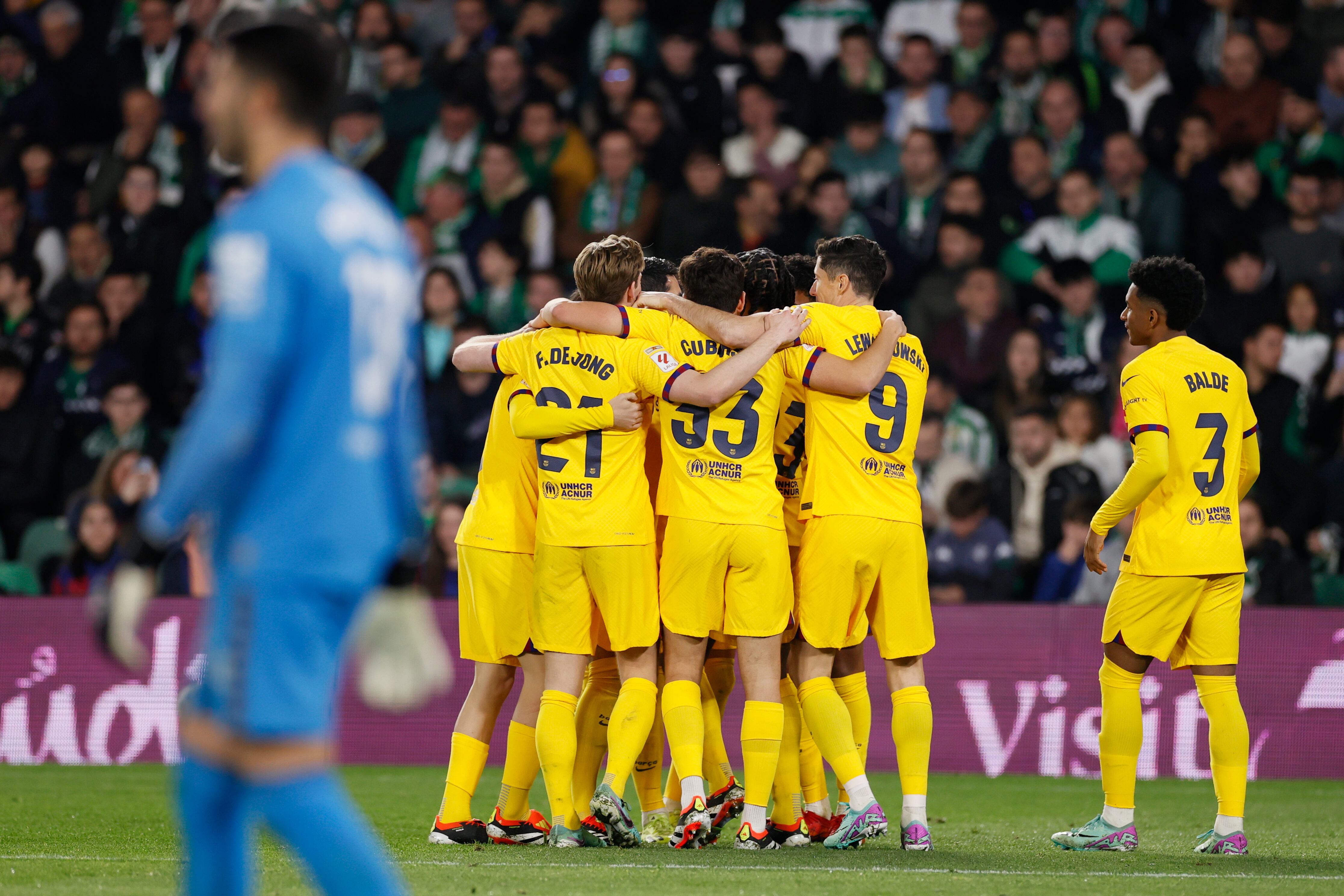 SEVILLA, 21/01/2024.- Los jugadores del FC Barcelona celebran el segundo gol de su equipo durante el encuentro correspondiente a la jornada 21 de la Liga EA Sports que Betis y FC Barcelona disputan este domingo en el estadio Benito Villamarín de Sevilla. EFE/ José Manuel Vidal.