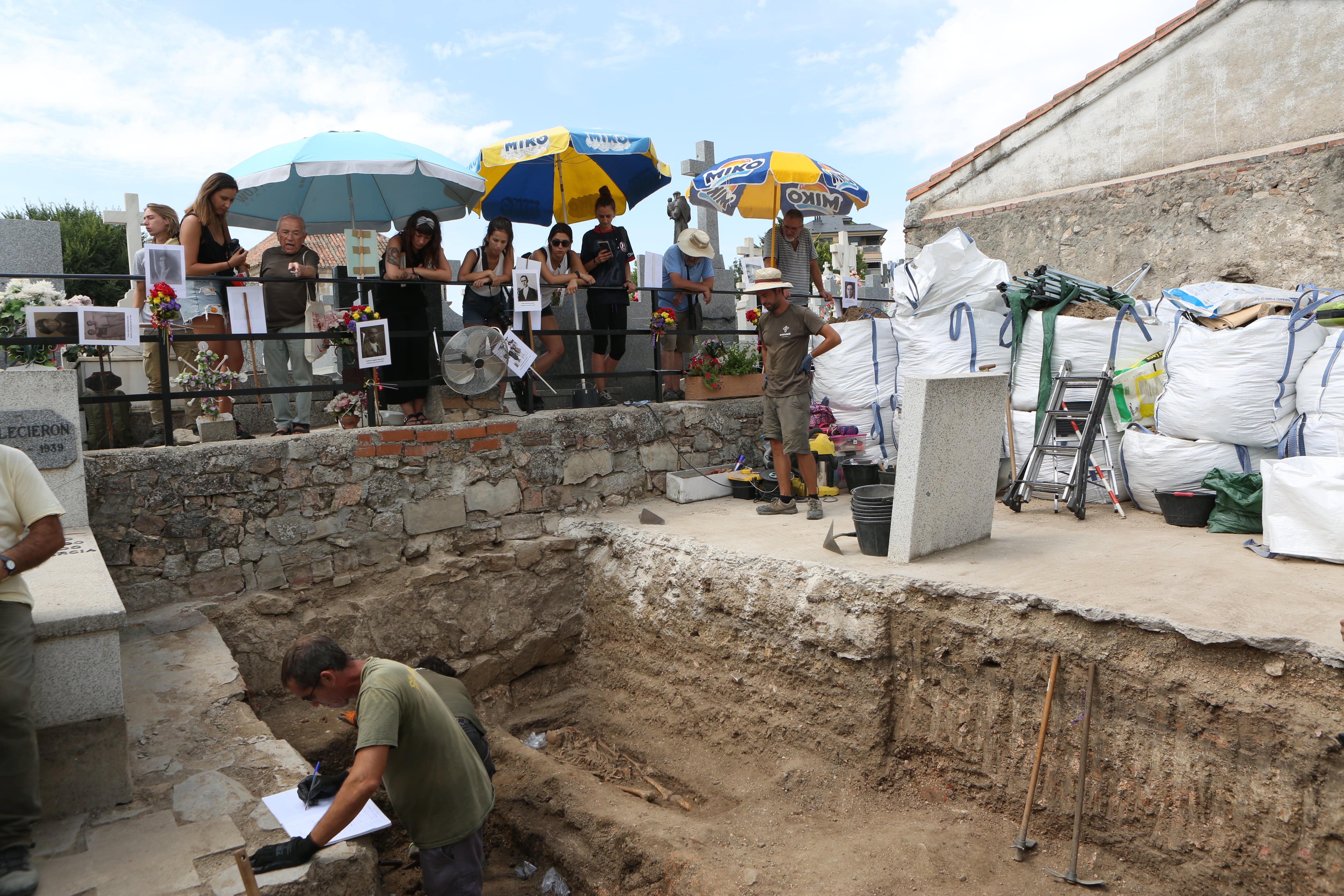 Imagen de los trabajos de exhumación en el cementerio de Colmenar Viejo