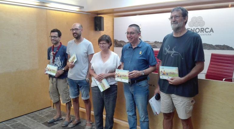 Miquel Àngel Maria  posa junto a parte del equipo impulsor del programa Salut Jove.