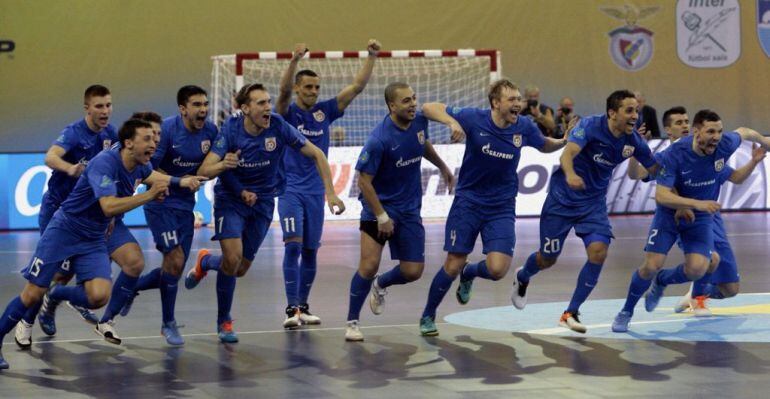 Los jugadores del Ugra celebrando la victoria en Guadalajara