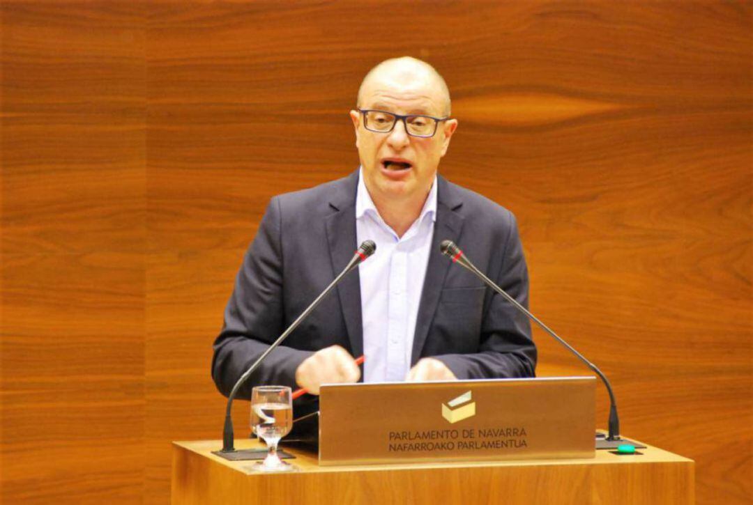 Carlos Gimeno en la tribunal del Parlamento de Navarra