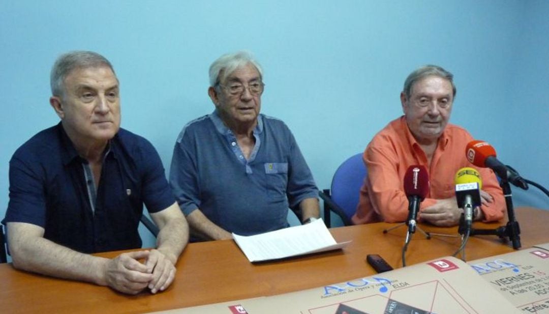 Pérez Busquier junto a miembros de ADOC en rueda de prensa