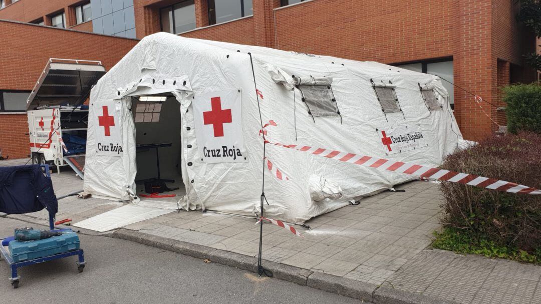 Cruz Roja ha instalado un puesto de triaje en el exterior del Hospital de Sierrallana.