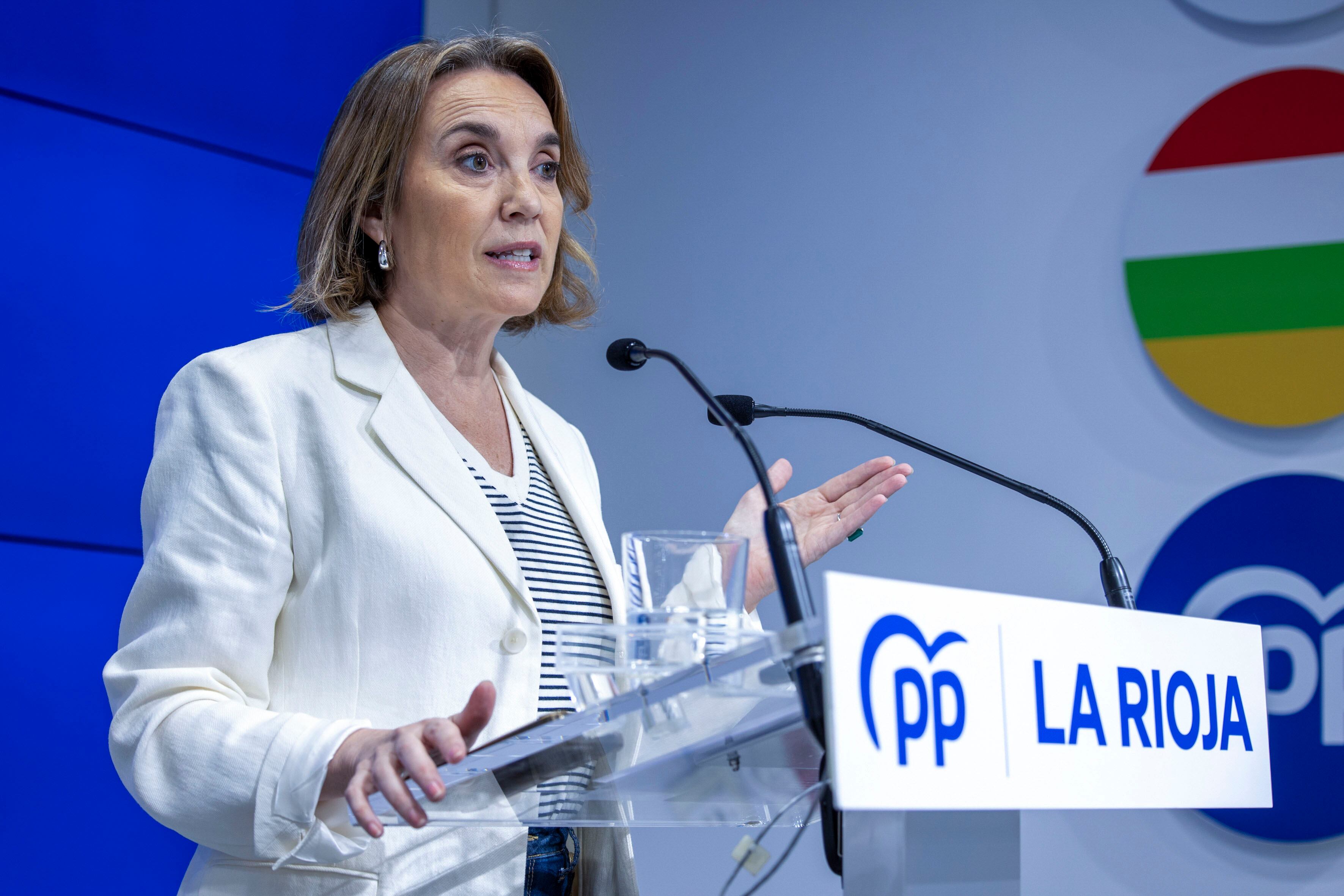 La secretaria general del PP, Cuca Gamarra, en una rueda informativa este domingo en Logroño. EFE/ Raquel Manzanares.