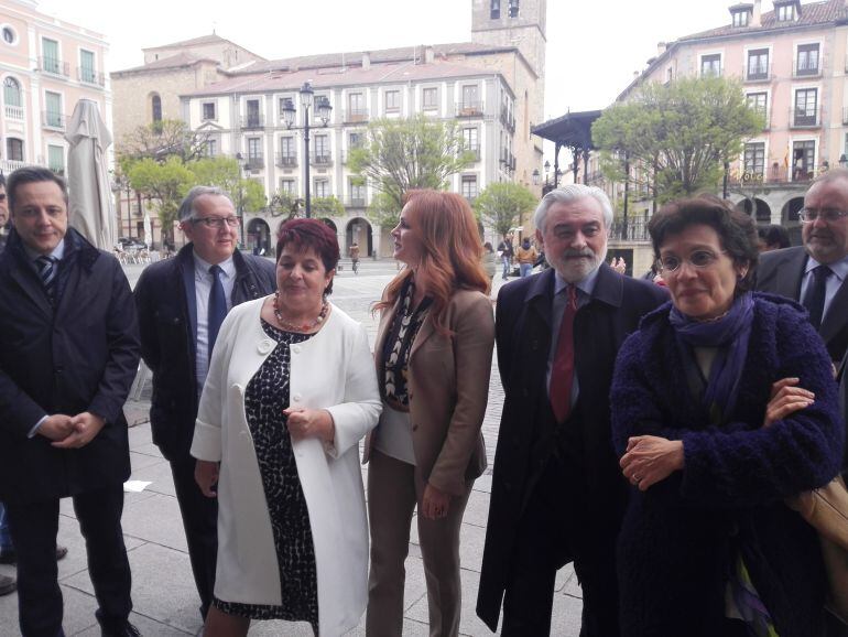 Darío Villanueva, director de la RAE, participa en el ciclo Valores y Sociedad es recibido por la alcaldesa de Segovia.