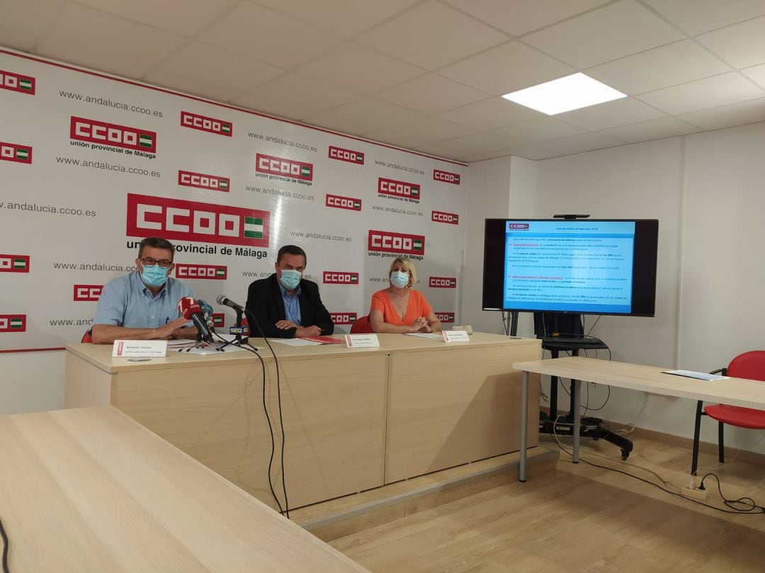 Antonio Turmo, miembro del gabinete técnico de CCOO de Málaga, Fernando Cubillo, secretario general de CCOO de Málaga, y María José Prados, secretaria de empleo y formación de CCOO de Málaga, en la presentación del informe sobre los salarios en 2019. 