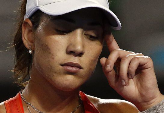 Garbiñe, cabizbaja tras perder ante Strycova