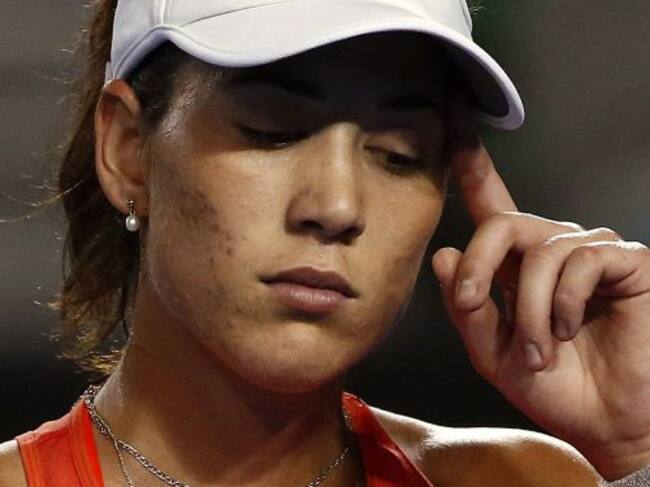 Garbiñe, cabizbaja tras perder ante Strycova