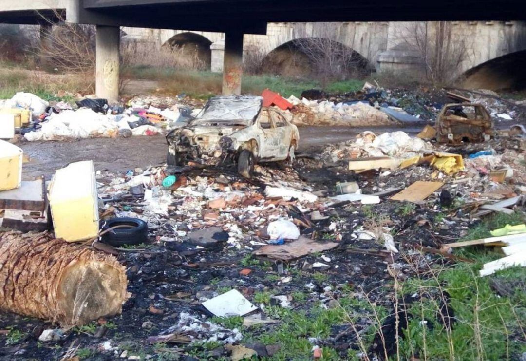 Residuos en el cauce del río Guadarrama