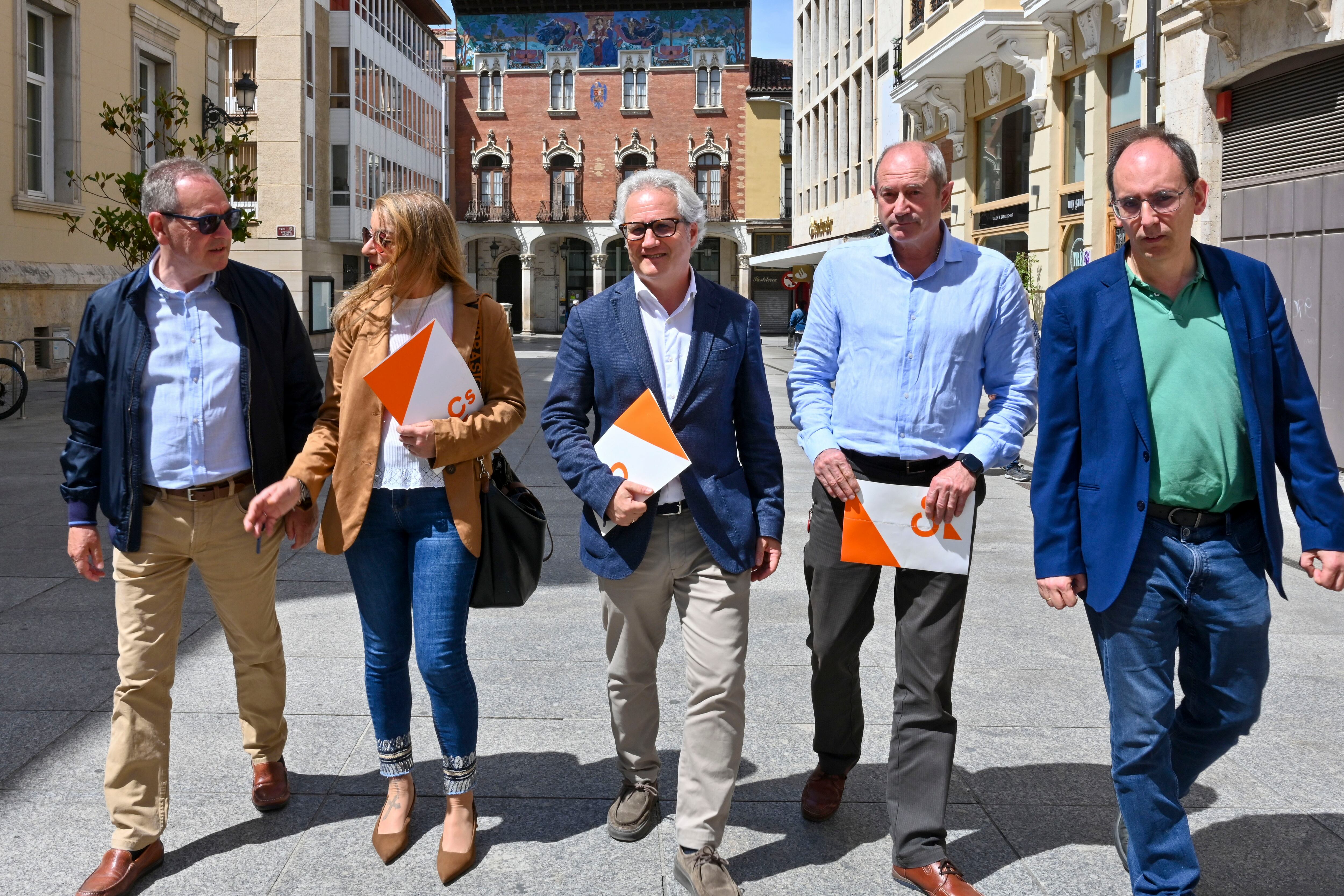 PALENCIA, 21/05/2025.- El secretario general de Ciudadanos, Carlos Pérez Nievas (c), se ha reunido en Palencia con miembros del partido para articular un espacio político alternativo al bipartidismo en Castilla y León y en el resto de España. EFE/ Almudena Álvarez