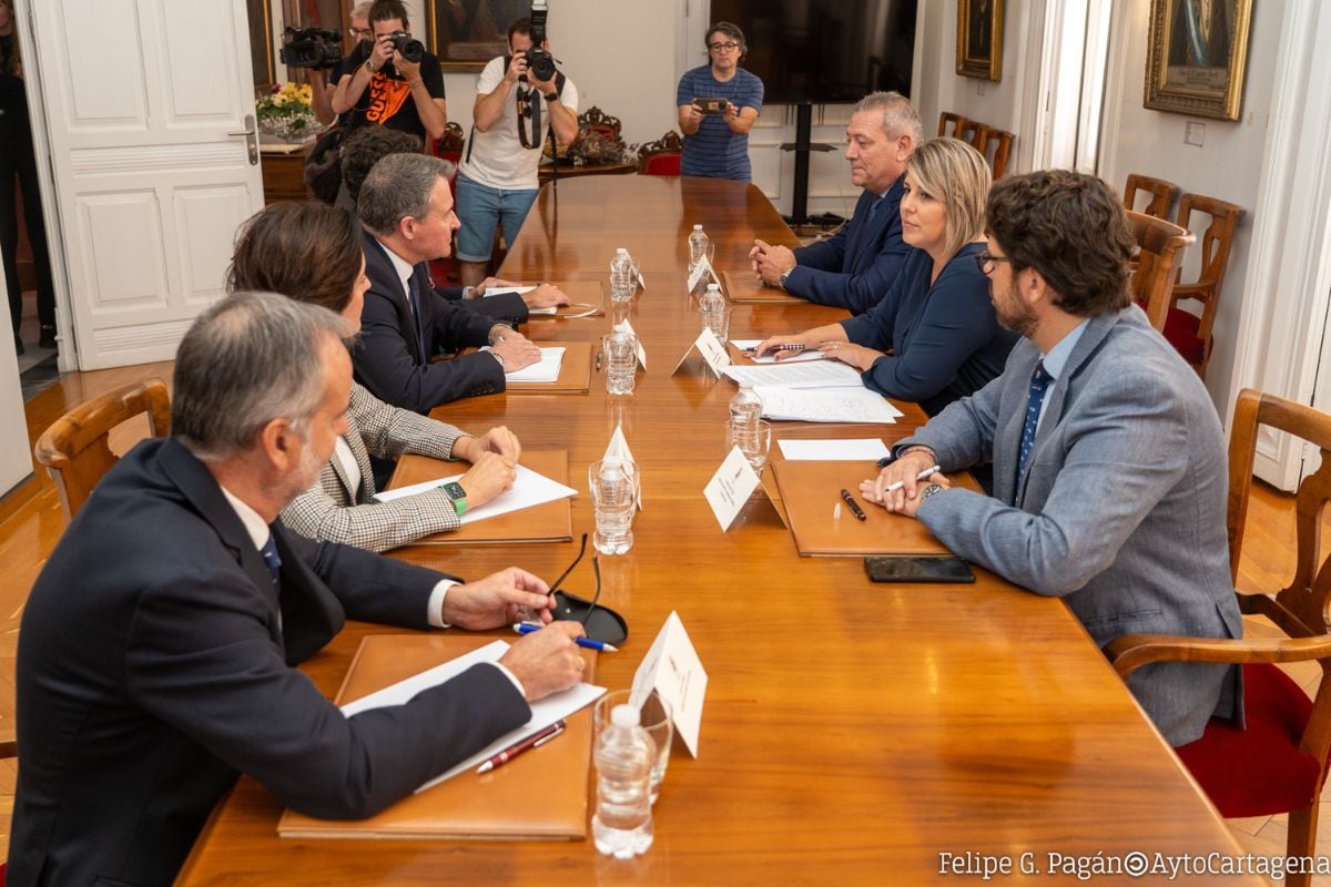 Reunión de la alcaldesa con directivos de Sabic