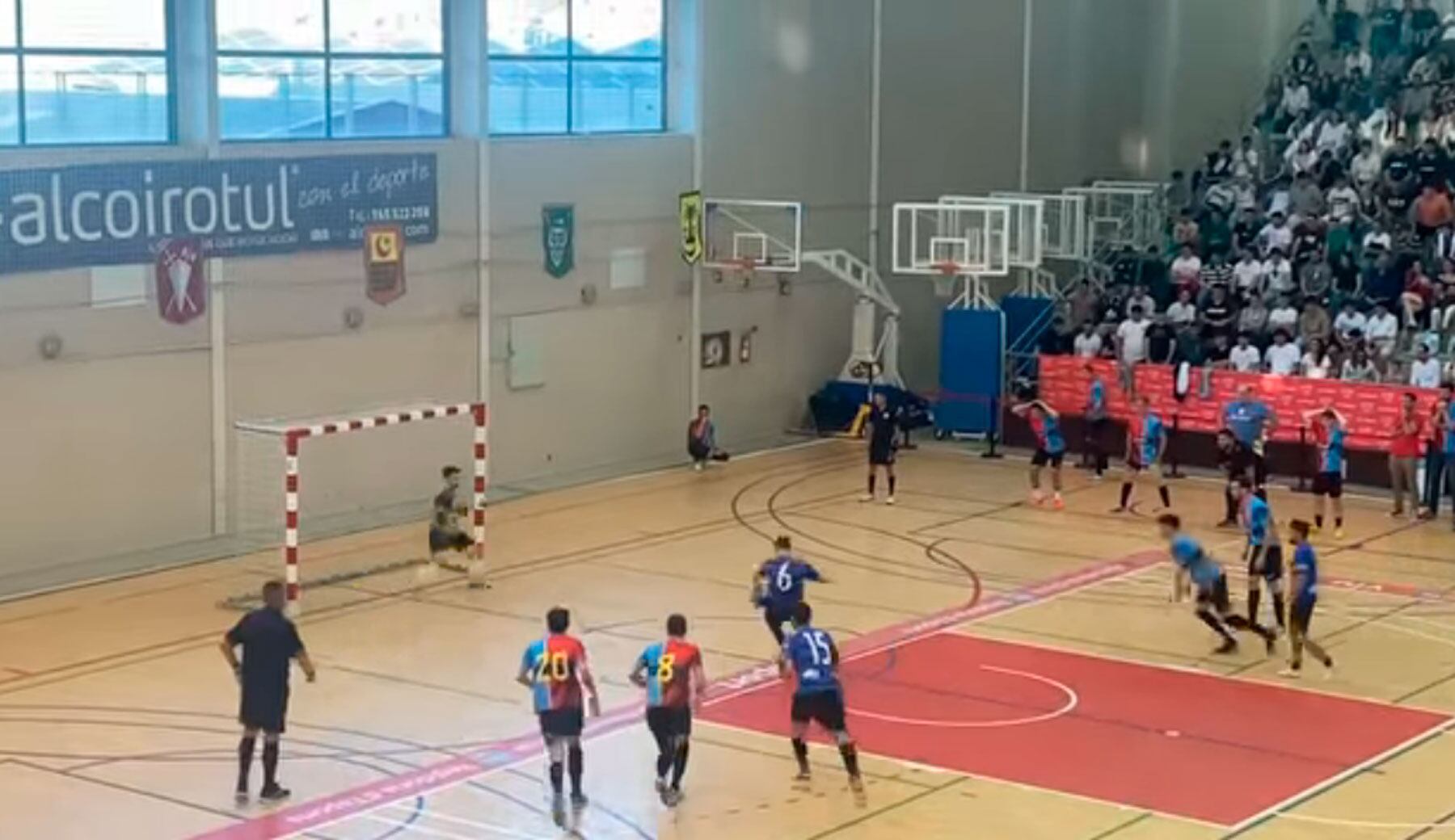 Imagen del penalti del Cruzados en la final de fútbol sala contra los Andaluces