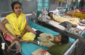 Un niño es atendido en el hospital de Siliguri, India