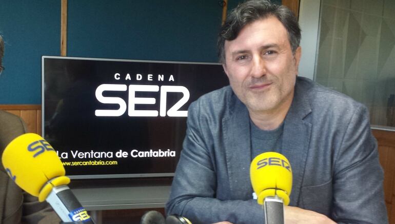 Francisco Mañanes en un estudio de Radio Santander. Archivo 