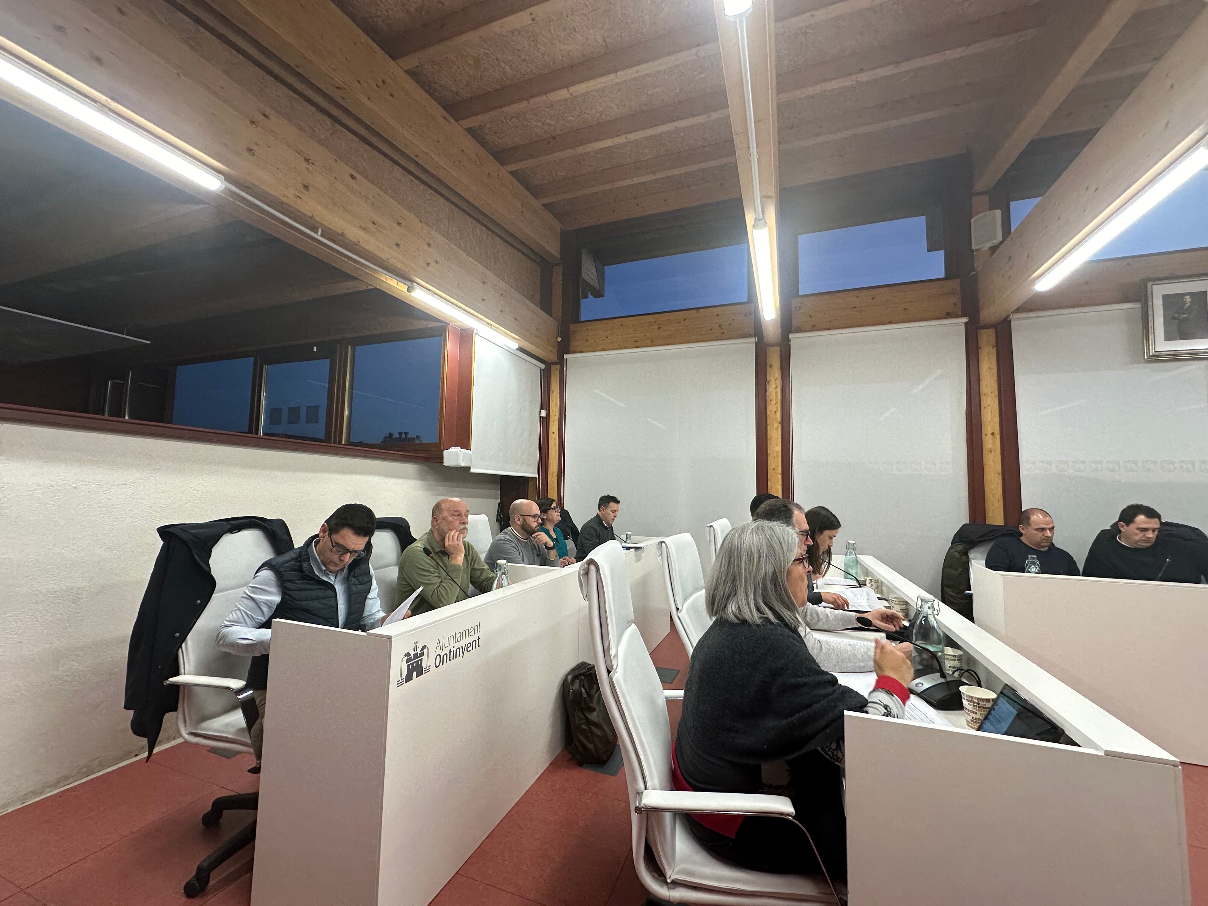 Imatge dels 9 regidors de l&#039;oposició al plenari d&#039;Ontinyent