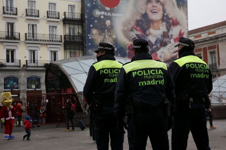 Policia municipal patrulla por la Puerta del Sol de Madrid