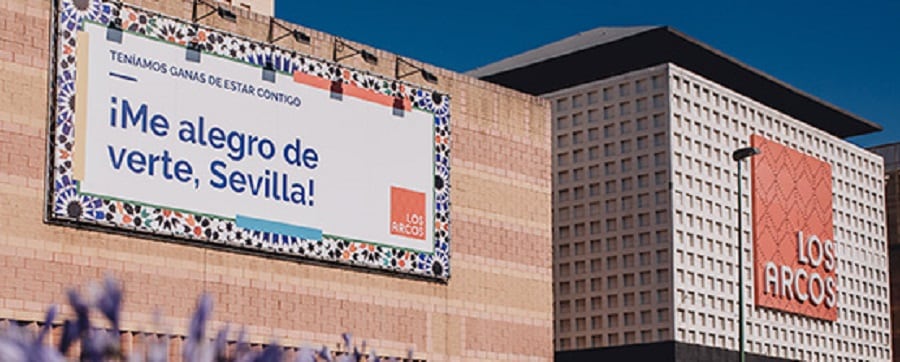 Fachada del Centro Comercial Los Arcos en Sevilla