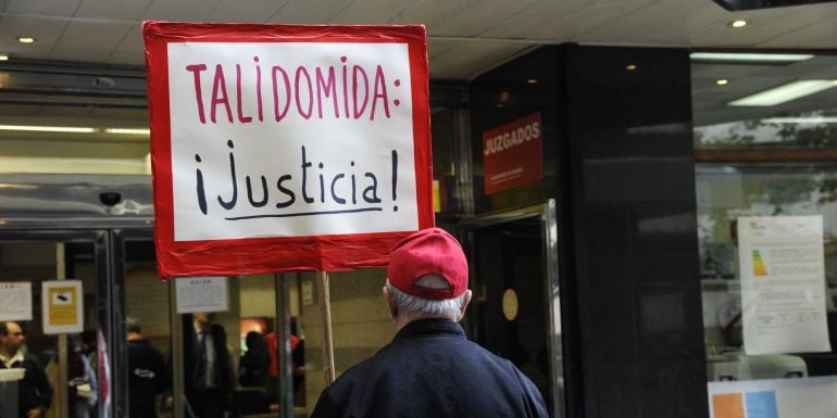 Protesta hace un año en la Audiencia Provincial de Madrid, que anuló la indemnización a los afectados por la talidomida.