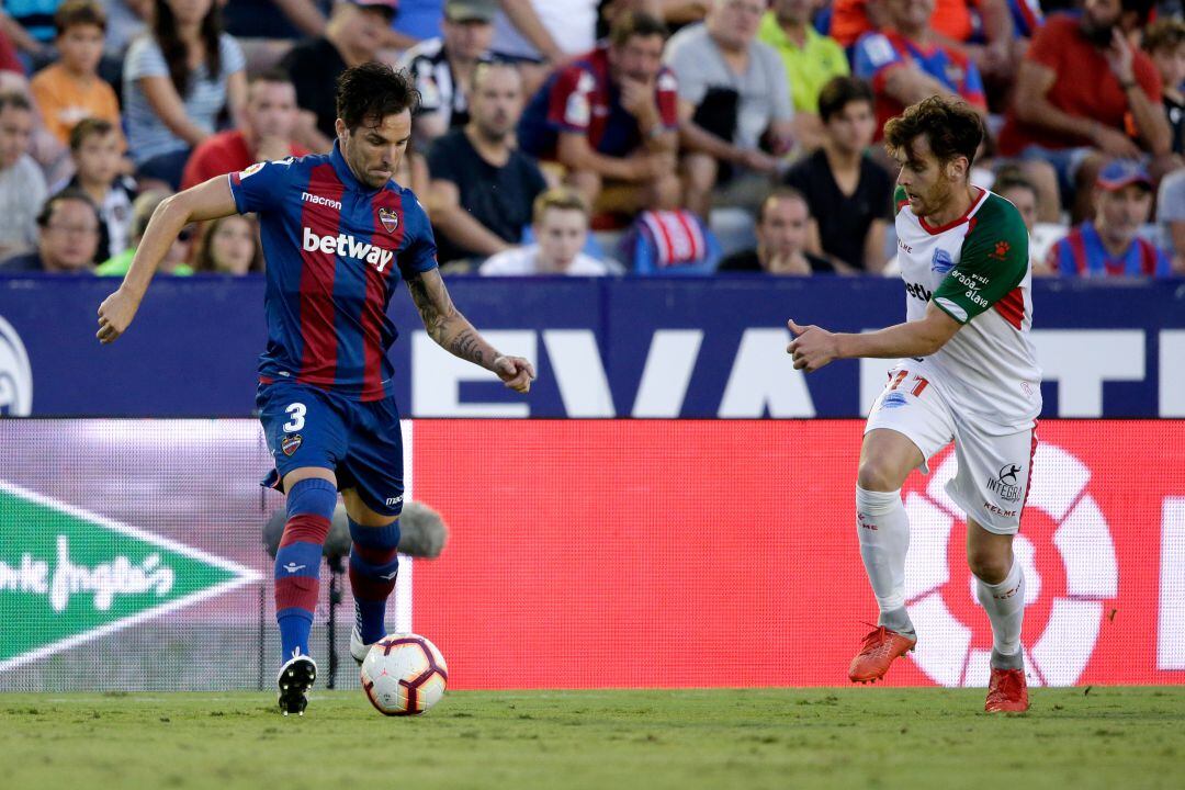 Toño conduce el balón en un partido ante el Alavés en el Ciutat