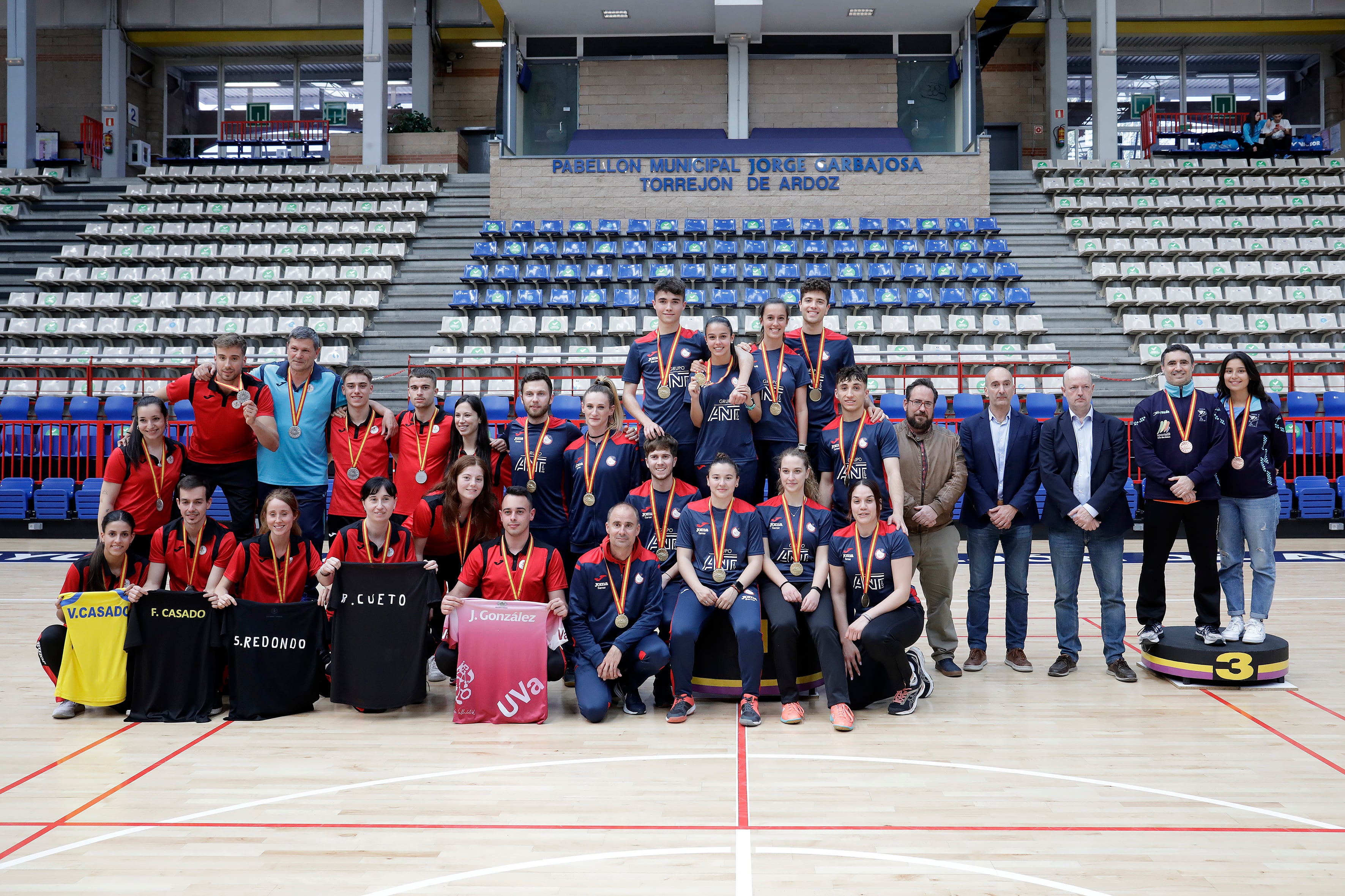 Podio con los tres primeros equipos de Primera Nacional de bádminton