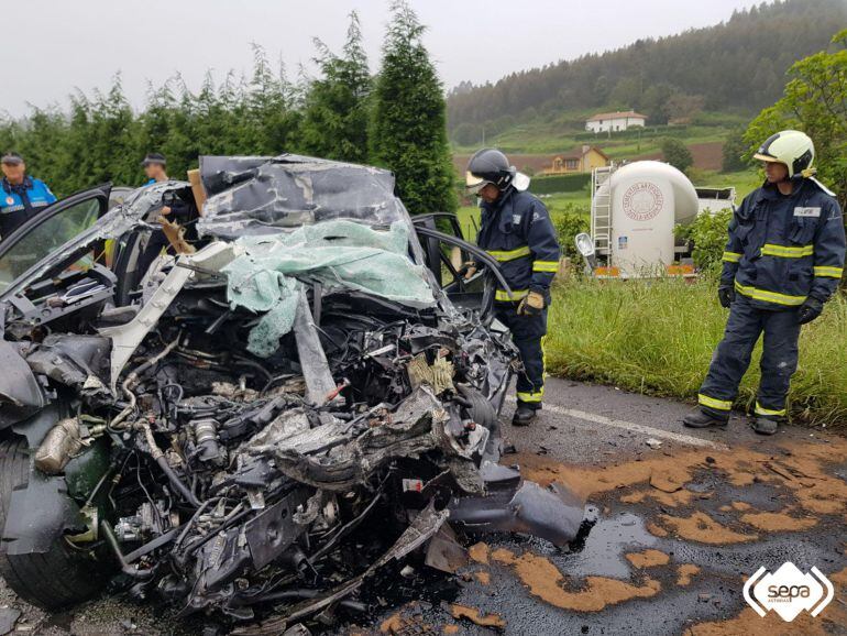 Estado en el que quedó el coche tras colisionar frontalmente con un camión. El conductor falleció y tuvo que ser excarcelado por los bomberos.