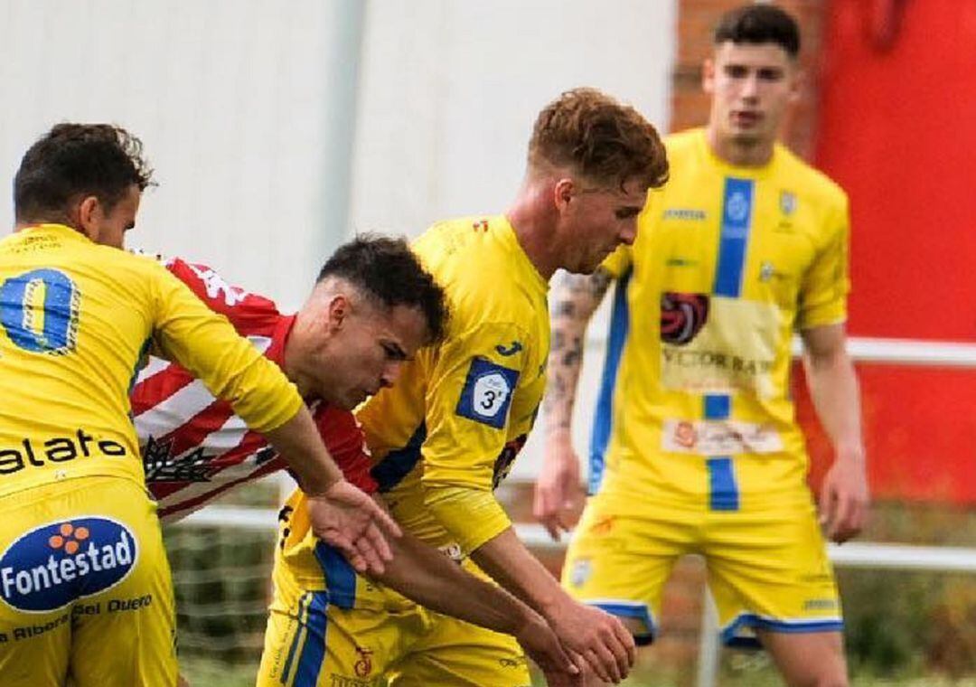 Los jugadores ribereños en el duelo ante el Tordesillas.