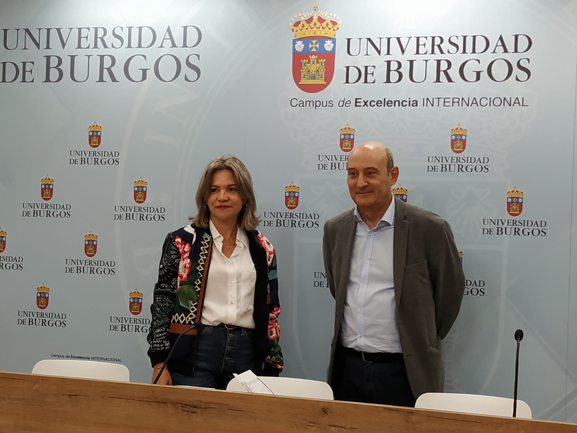 María Isabel Soto, directora de la Unidad de Cultura Científica e Innovación de la Universidad de Burgos y Jordi Rovira Carballido, delegado del rector para la Divulgación y Cultura Investigadora.