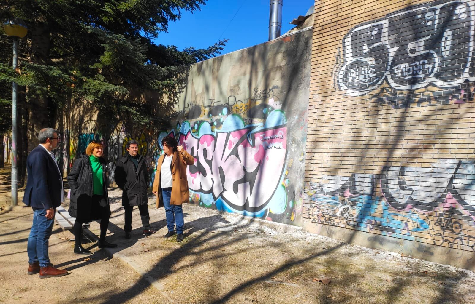 Momento de la visita a los graffitis pintados en la zona exterior de la escuela