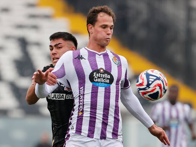 AMDEP9302. SANTIAGO (CHILE), 26/07/2025.- Nicolás Suarez (i) de Colo Colo disputa el balón con Juanmi Latasa de Valladolid este sábado, durante un partido amistoso del Desafío Centenario Copa Jetour entre Colo-Colo y Real Valladolid en el Estadio Monumental, en Santiago (Chile). EFE/ Elvis González