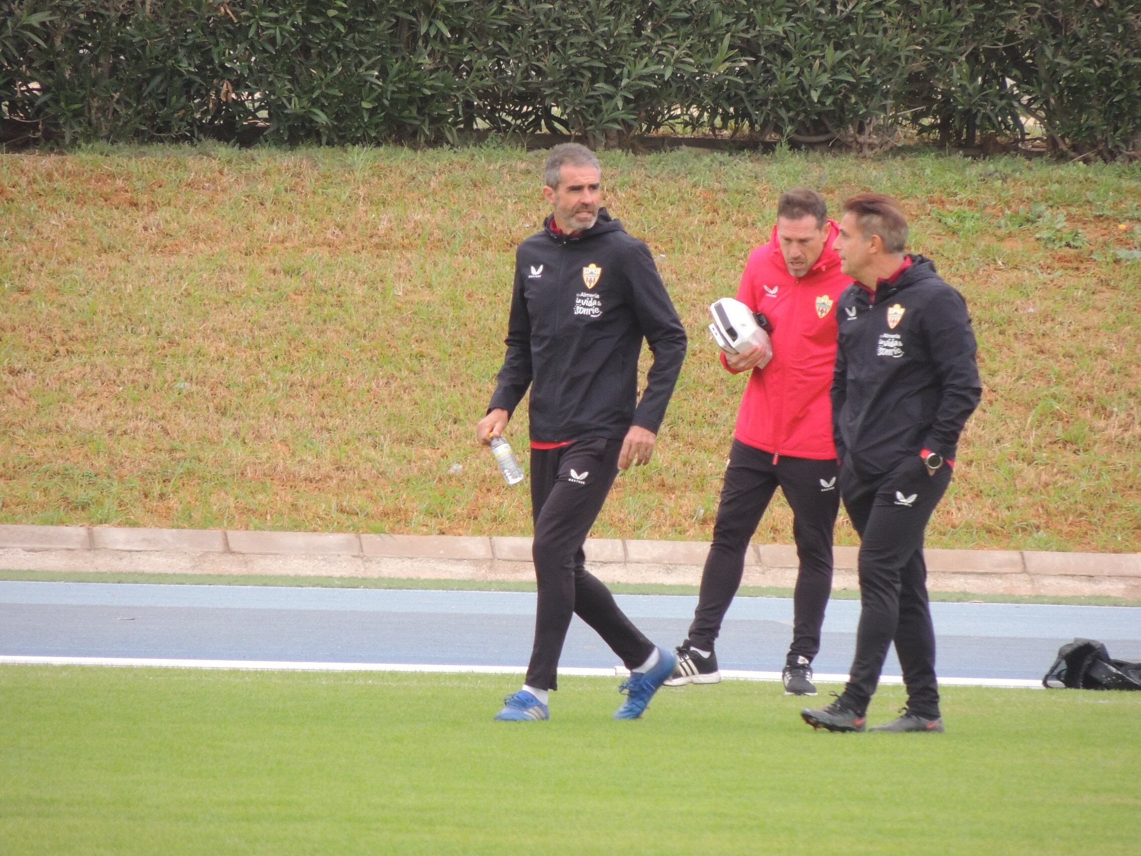 El entrenador vasco en el Anexo del Mediterráneo con sus ayudantes.