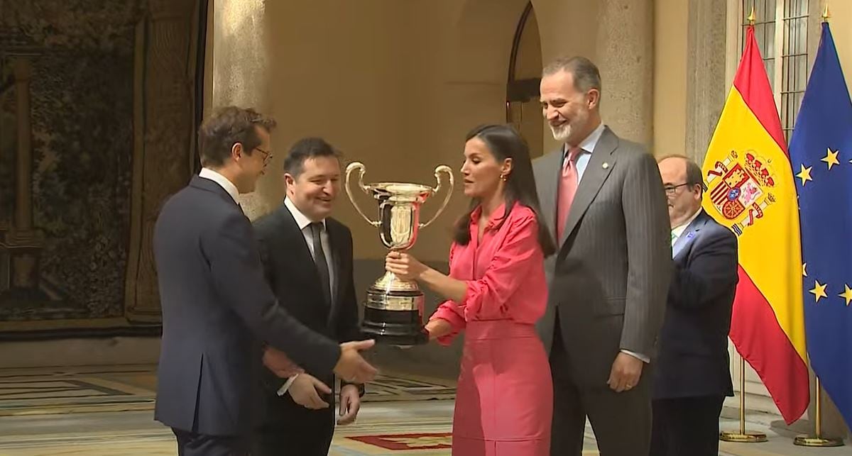 Momento de la entrega del galardón a los hermanos Alfaro por parte de la Reina