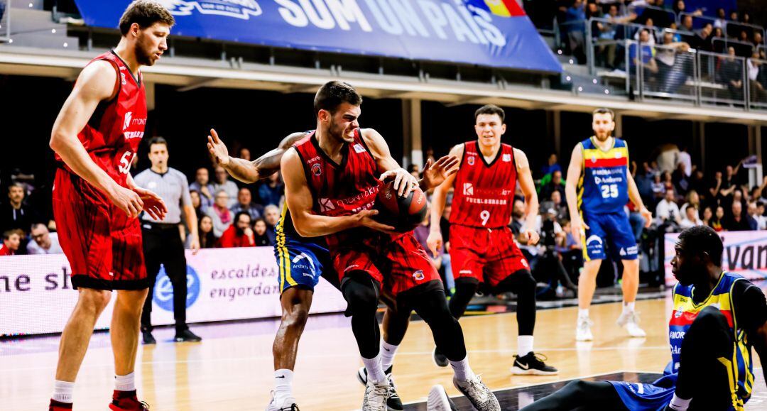 Alex Llorca captura un rebote en el último partido a domicilio de Montakit Fuenlabrada en Andorra.