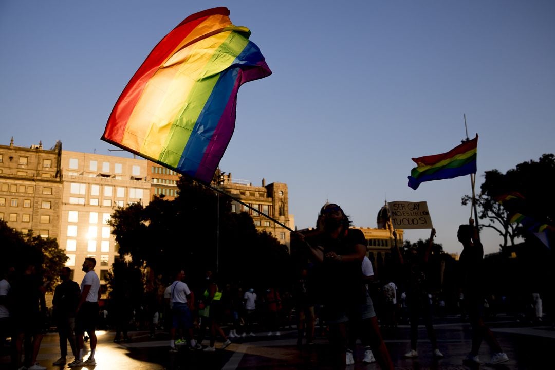 Dos víctimas de agresión homófoba cuentan su historia.