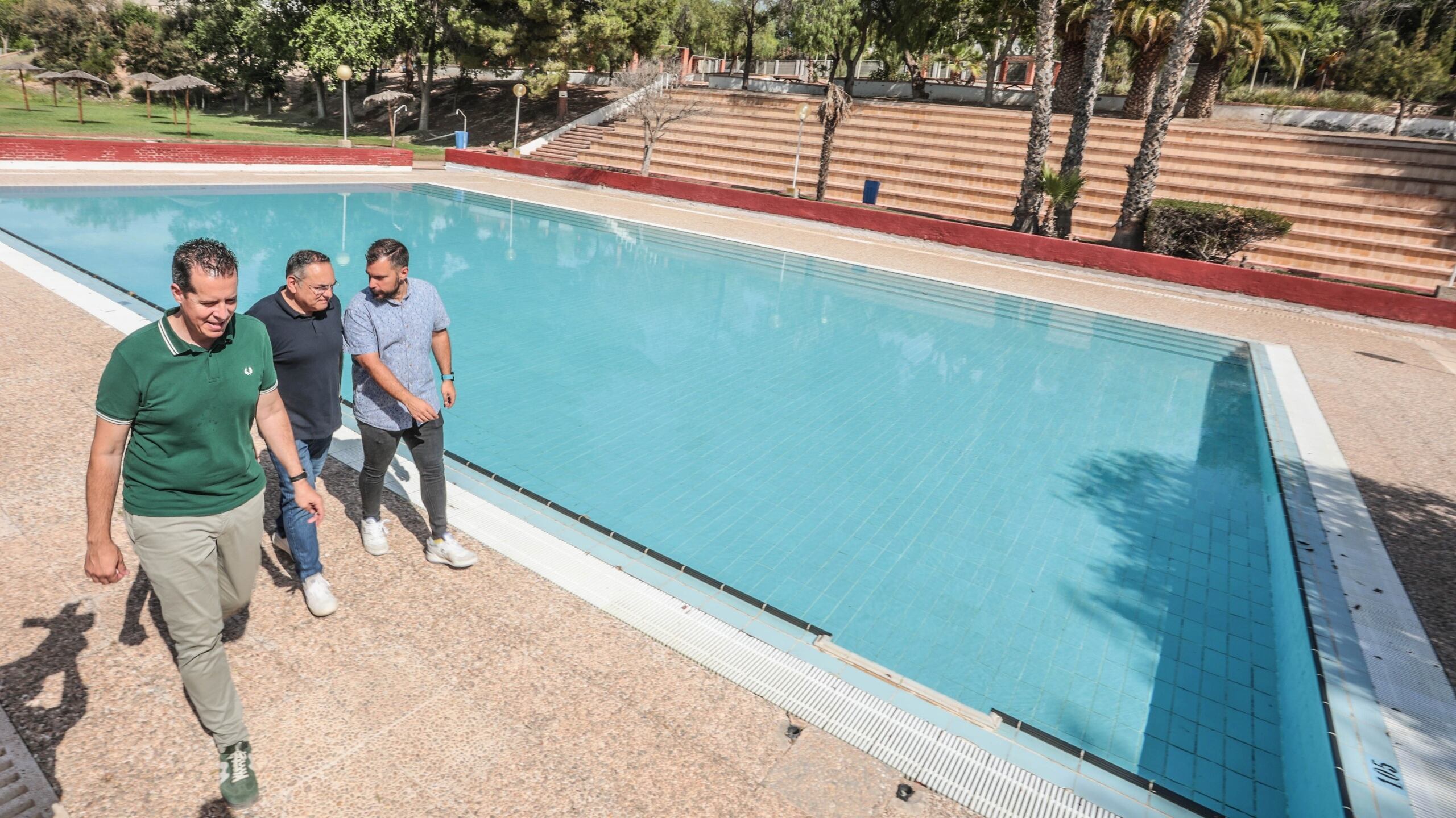 Rubén Alfaro, alcalde de Elda; Enrique Quílez, concejal de Deportes; y Javier Rivera, director de EMUDESA; durante el anuncio de la apertura de las piscinas municipales