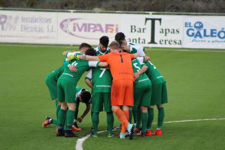 Jugadores del Guada haciendo piña antes de un partido