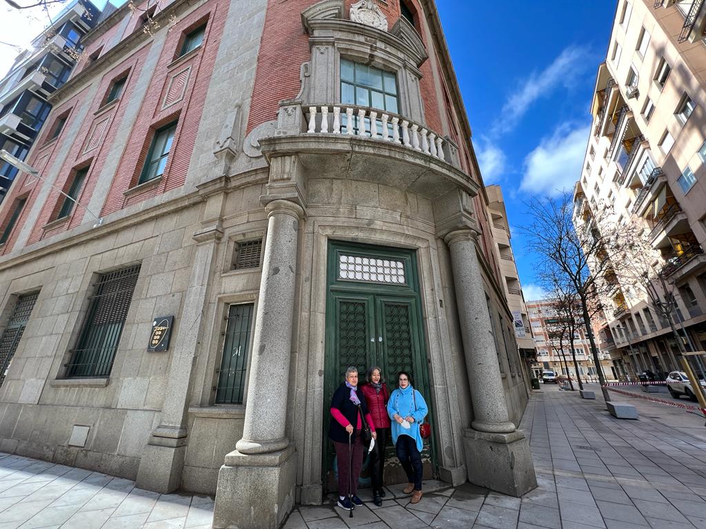 Ana, Mari Carmen y Concha en la puerta del antiguo edificio de la Compañía  Telefónica Nacional de España en Ciudad Real