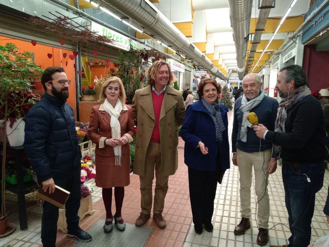 Carmen Castreño y Paco Ávila, tercera y segundo por la derecha, junto a Paco García y otros miembros de la Federación de Mercados de Abastos de Sevilla