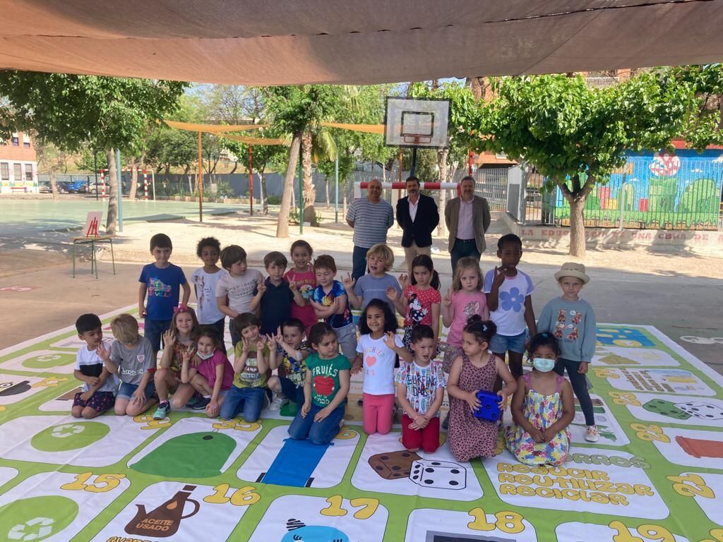 Los directores general del Medio Natural, Fulgencio Perona, y de Formación Profesional e Innovación, Juan García, asistieron a las actividades programadas en el colegio José Castaño, en Murcia, con motivo del Día del Reciclaje.