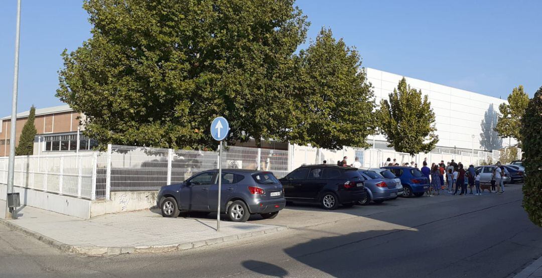 Alumnos esperan para realizarse test PCR en el Pabellón Andalucía de Linares.