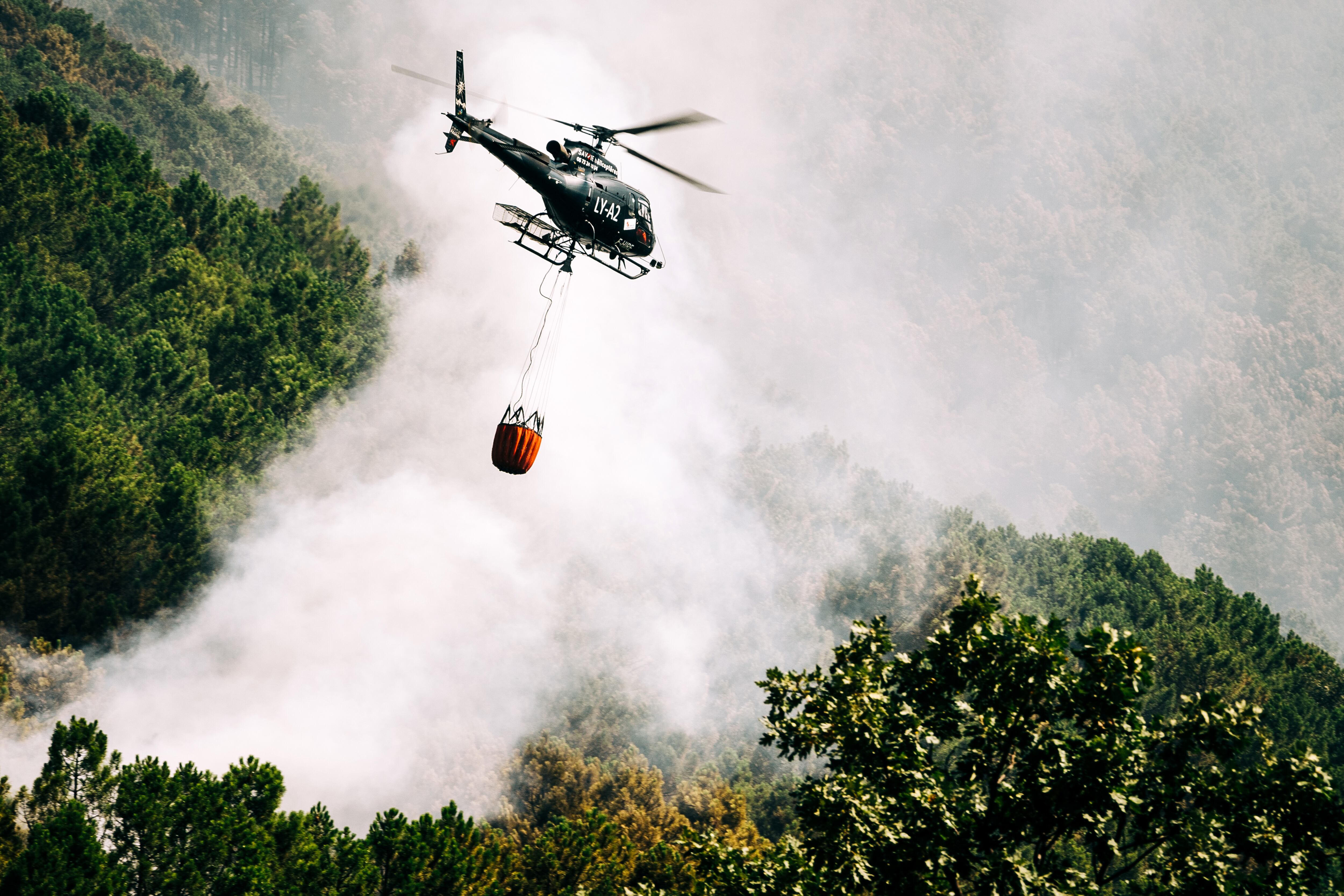 Un helicóptero descargando agua