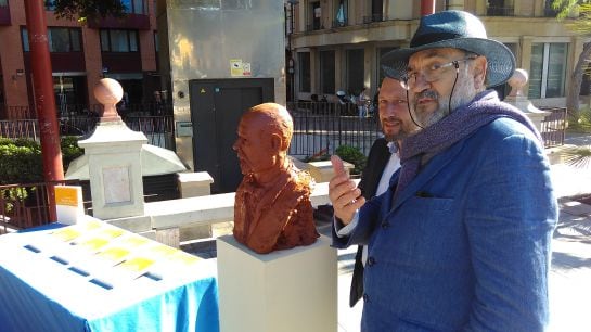 Pedro Soler, autor de la biografía de Martínez Tornel, y el escultor cartagenero Juan José Quirós