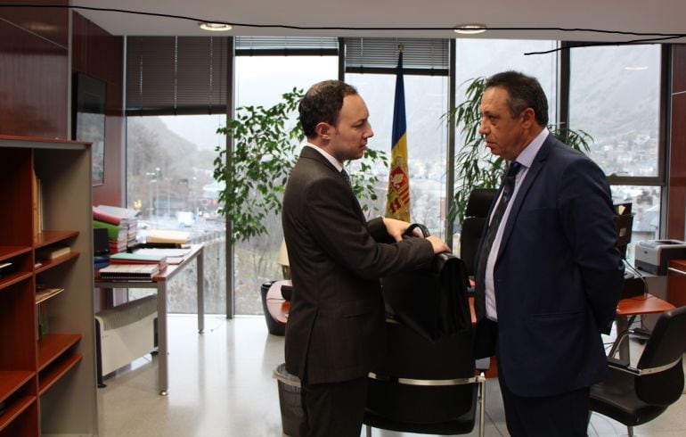 El ministre de l'Interior conversa amb el director de la Policia abans de comparèixer per explicar les investigacions que s'estan duent a terme per localitzar els autors dels quatre trets contra l'edifici del servei d'ordre d'aquest cap de setmana.