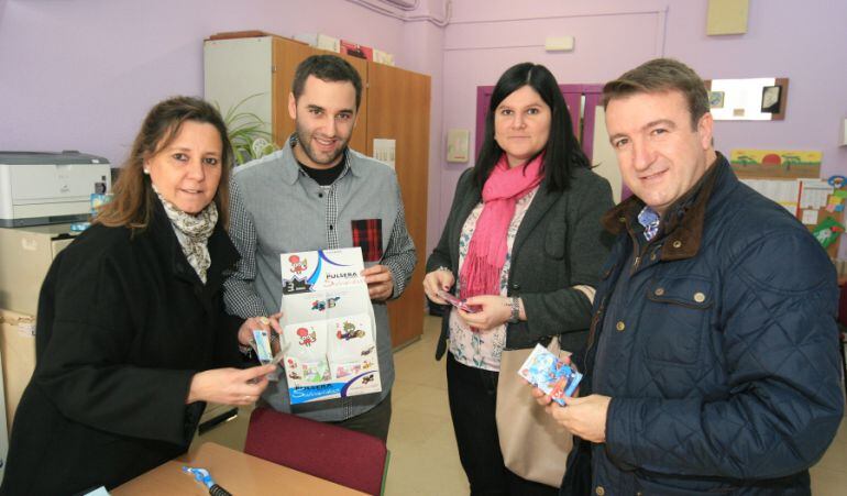 Los estudiantes del Ciudad de Columbia han recibido el apoyo del alcalde de Tres Cantos, Jesús Moreno, en la venta de pulseras solidarias